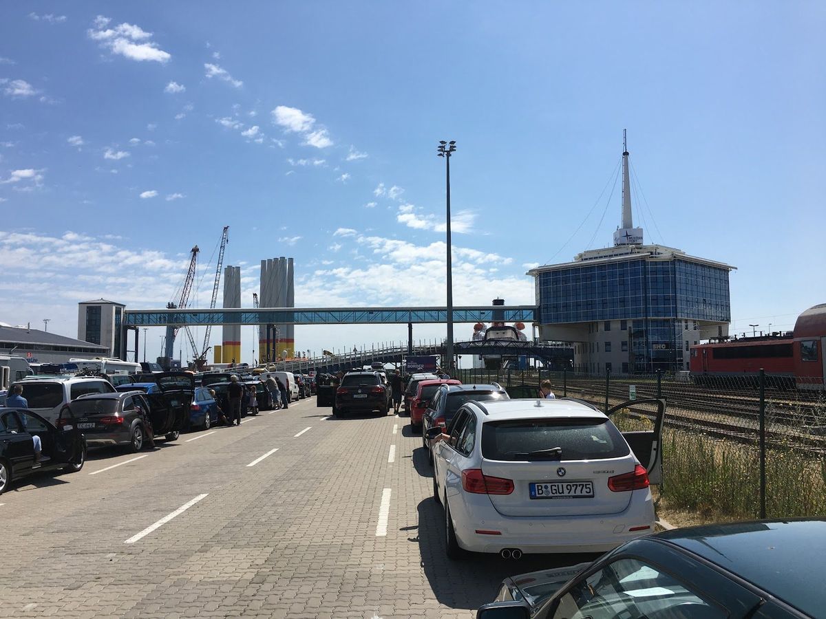 Autos warten in den Spuren vor dem Einschiffen auf eine Fähre