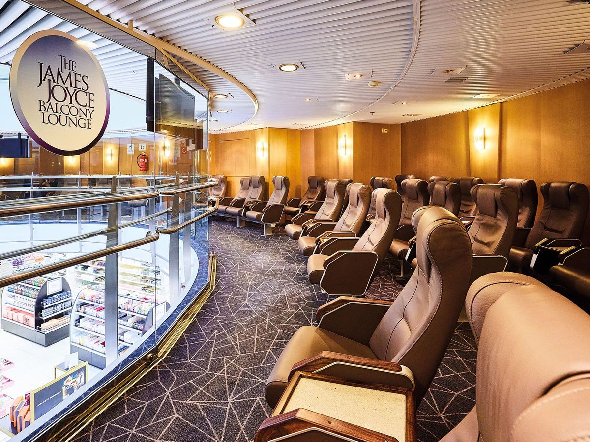 Salon z rozkładanymi fotelami na pokładzie statku Irish Ferries