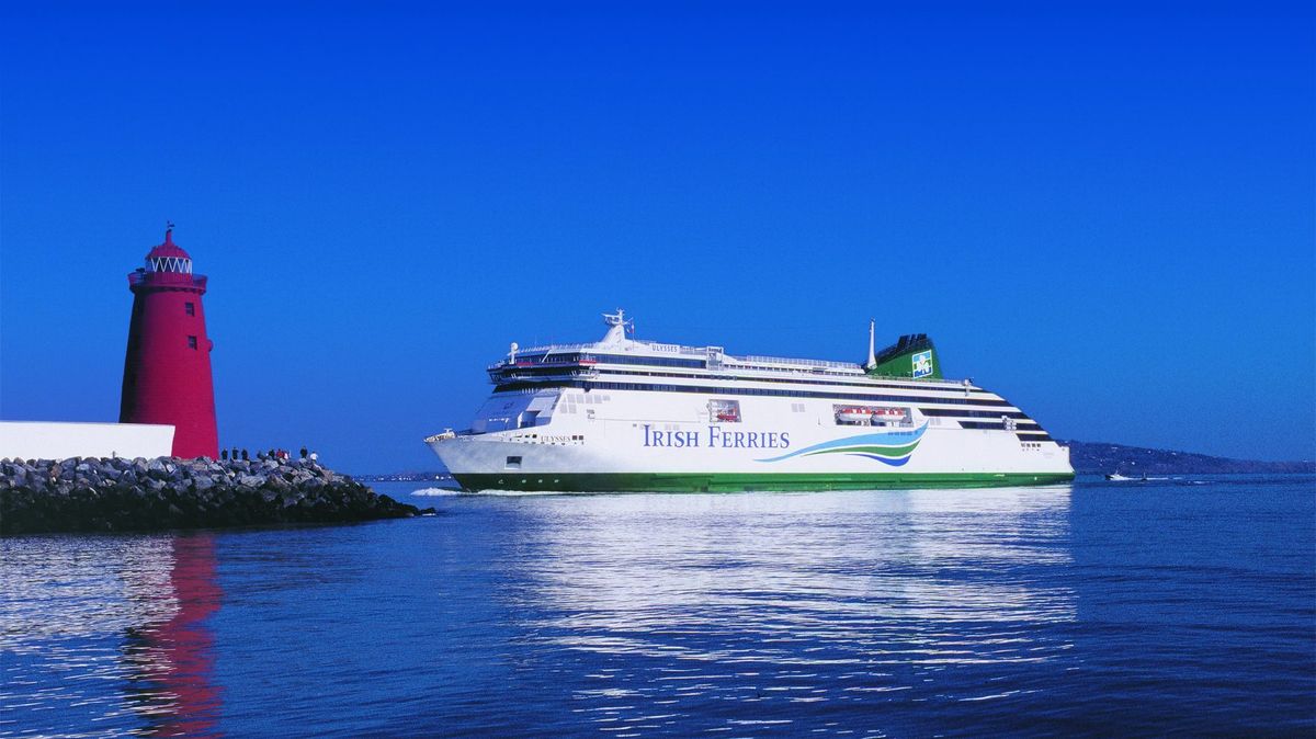 Ulysses armatora Irish Ferries przed latarnią Poolbeg w Zatoce Dublińskiej