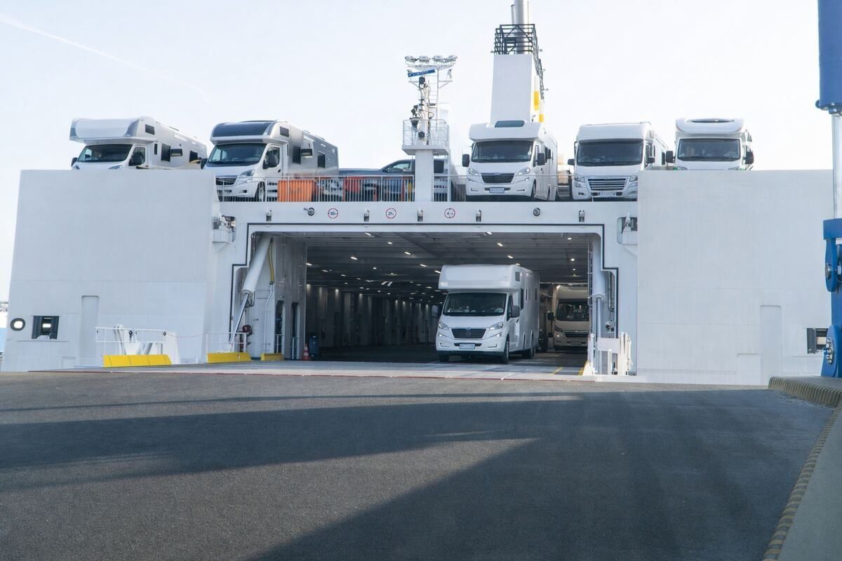 Wohnmobile werden auf eine Fähre verladen